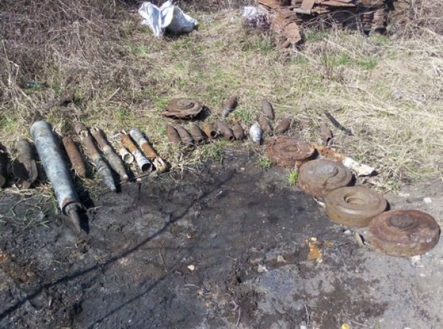 Мукачівські піротехніки виявили аж 26 боєприпасів (ФОТО)