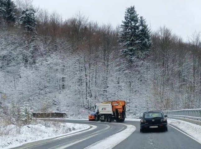 Дорожники звітують, що автошляхи краю на перевалах розчищено від снігу