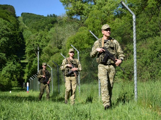 За незаконне переправлення чоловіків за кордон судитимуть 4 закарпатців