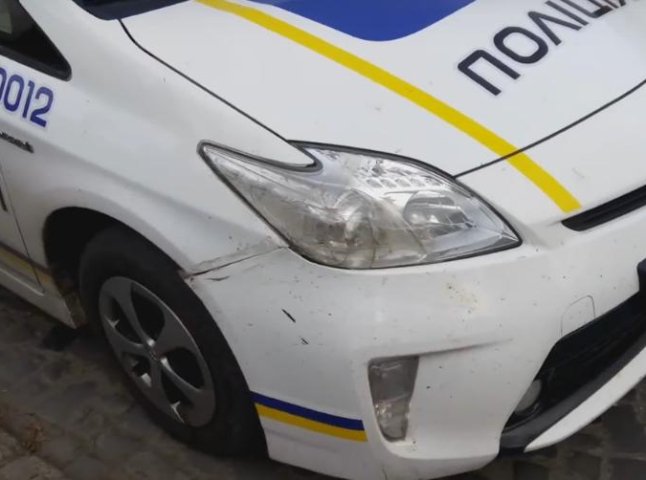 Активісти "Спецконтролю" помітили ушкодження в автомобілі патрульної поліції Мукачева