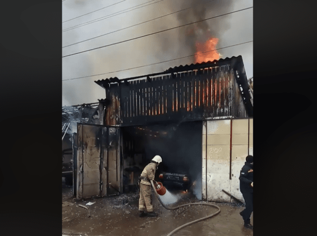 Масштабна пожежа у Міжгір’ї: рятувальники намагаються загасити вогонь