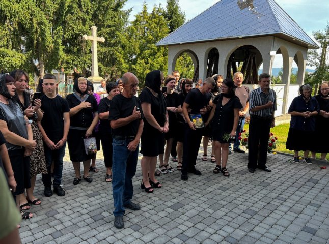 У Мукачівській ТГ поховали воїна, який загинув у жовтні 2022 року