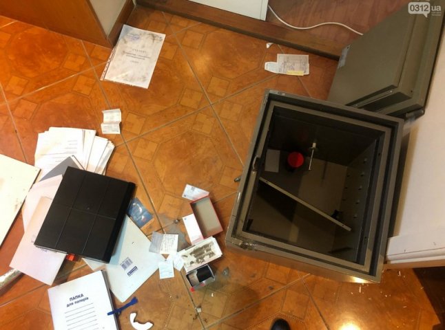 На Закарпатті пограбували офіс депутата: винесли техніку та валюту
