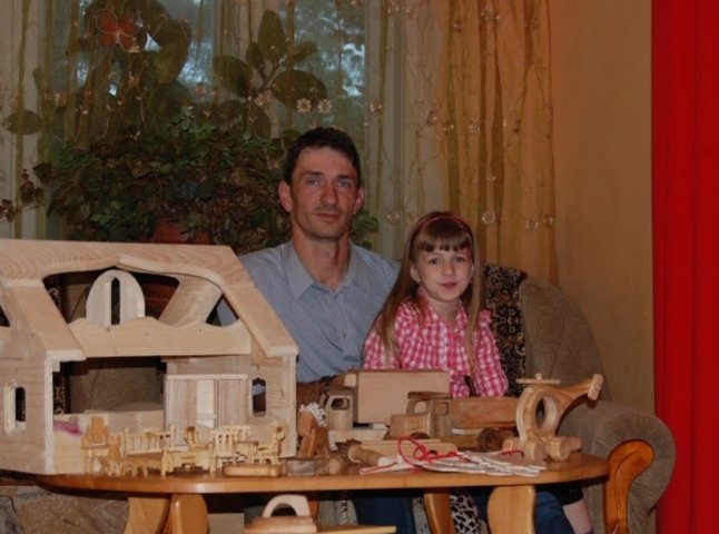 Майстер з Вишкова створює ексклюзивні дерев’яні дитячі іграшки