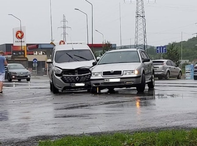 У Мукачеві біля "ГІДу" трапилась аварія