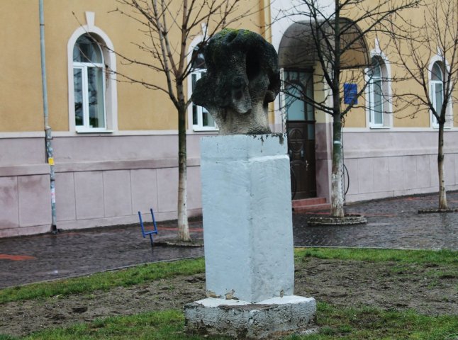 Мукачівці намагались розгадати секрет невідомого пам’ятника на вулиці Пушкіна (ФОТОРЕПОРТАЖ)