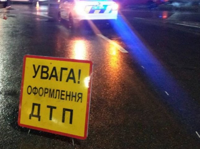 Карколомна ДТП в Ужгороді: перекинулось авто, на якому водій втікав від поліції