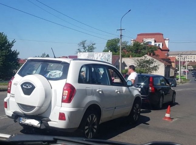 Ранкова ДТП у Мукачеві: зіткнулись два авто