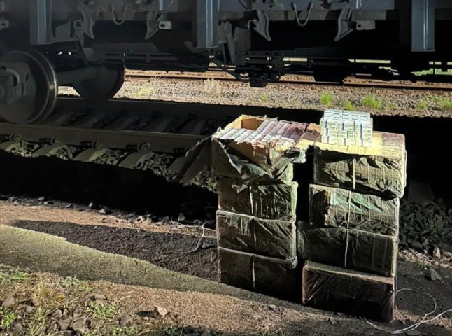 Намагалися сховати, але не вийшло: митниця розповіла про нічну «знахідну» на кордоні