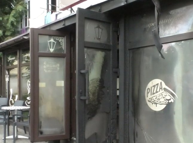 Підпал піцерії у Мукачеві: на відео показали, в якому стані після пожежі перебуває заклад