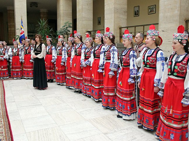 Закарпатський народний хор отримав нові костюми вартістю більше 120 тисяч гривень (ФОТО)