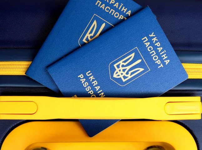 Будуть певні обмеження та спеціальна картка: з’явилась важлива інформація для українців за кордоном
