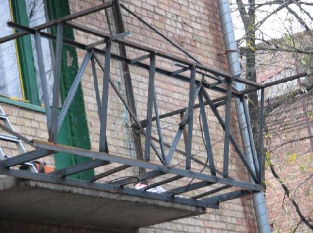 У Мукачеві 1-річна дитина випала з восьмого поверху і загинула