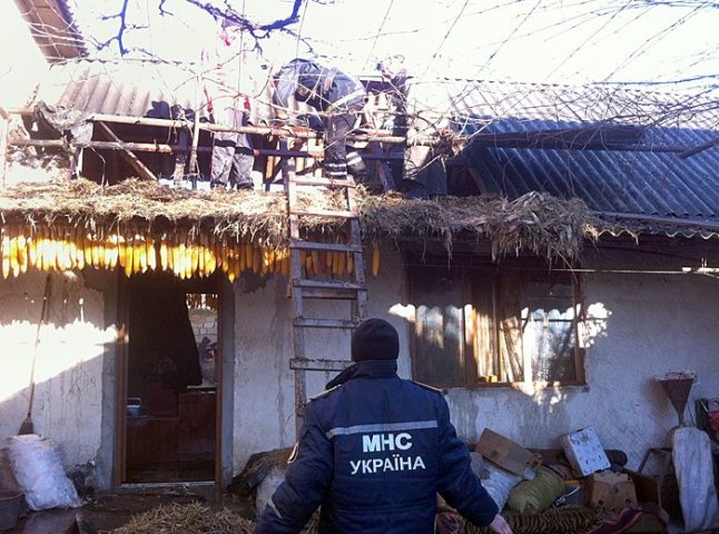 Пожежники оприлюднили фото та деталі загорання надвірної споруди на Іршавщині
