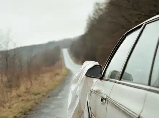 Біла стрічка на дзеркалі авто — навіщо її вішають водії Біла стрічка на дзеркалі авто — навіщо її вішають водії
