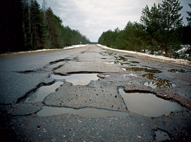 Через погану дорогу на одній із вулиць Ужгорода маршрутка до кінцевої зупинки не їздитиме