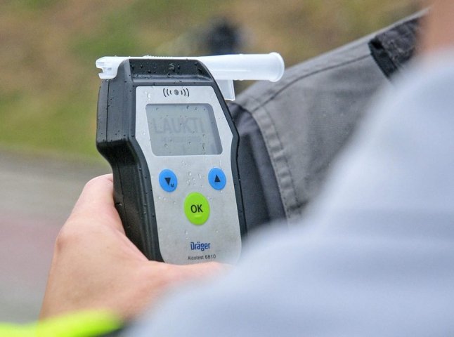 Патрульні показали відео, як перевіряли водійку на стан сп’яніння