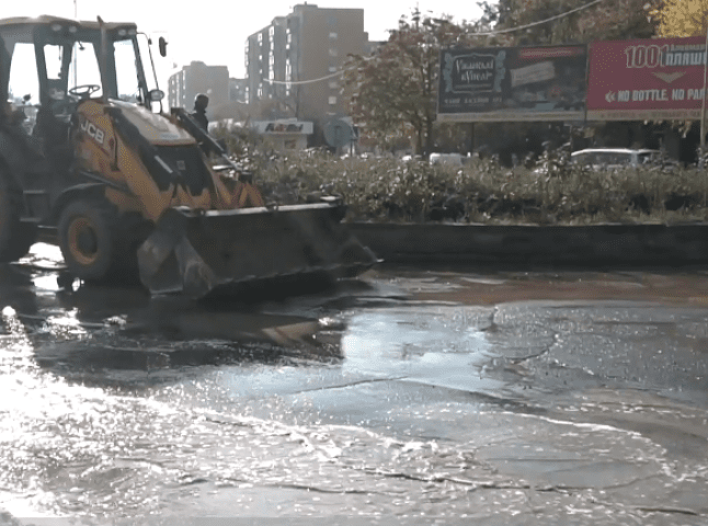 В Ужгороді біля ТЦ "Токіо" затопило дорогу