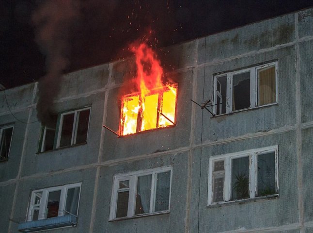 Жителю Перечина довелось перелазити через балкон до сусіда, щоб врятуватись від пожежі
