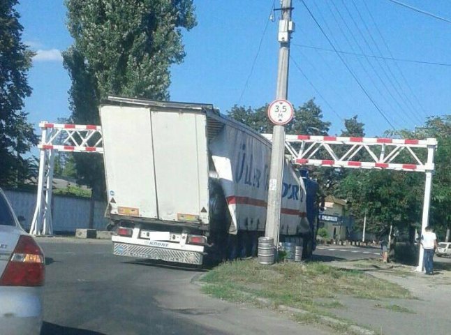 На вулиці Підгорянській у Мукачеві вантажівка застрягла під обмежувачем руху