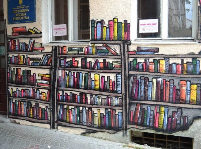 Ужгородські активісти розфарбували фасад міської бібліотеки