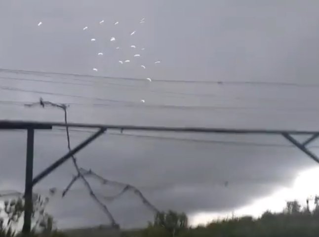 Іскри летять прямо на дах, люди налякані можливими наслідками: відео, що коїться в селі на Мукачівщині