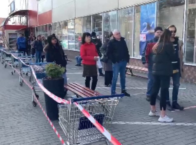 Ужгородські черги в супермаркет показали на відео
