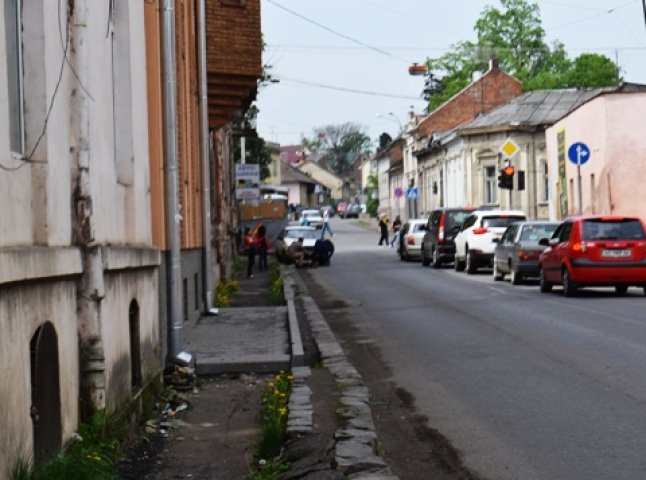 У центрі Ужгорода авто в’їхало у приміщення автошколи (ФОТО)