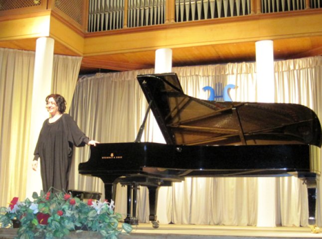 "Богиня фортепіано" подарує ужгородцям дивовижний вечір музики (АФІША)