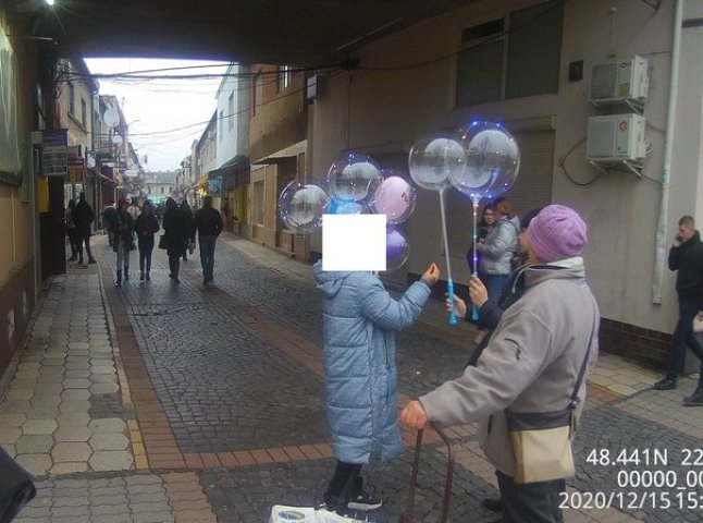 У Мукачеві муніципали склали адмінпротокол на жінку, яка продавала кульки в центрі міста