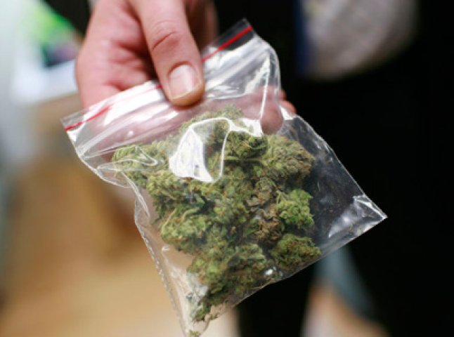 Ужгородські оперативники затримали мукачівця з пакетом марихуани