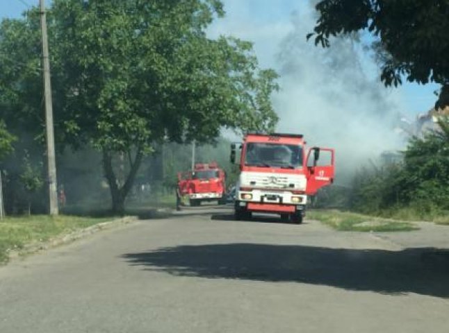 У Мукачеві у мікрорайоні Росвигово велика пожежа: відео з місця події