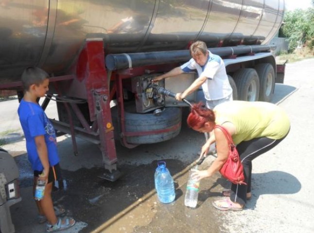 Через аномальну спеку та ремонт водопроводу у Берегові перебої з водопостачанням