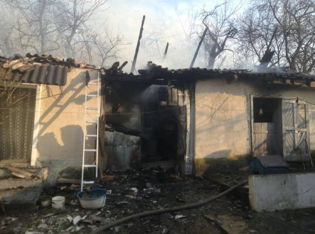 На Виноградівщині вирувала пожежа: вогнем пошкоджено речі домашнього вжитку