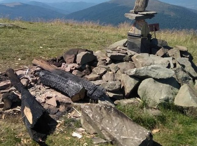 Вандали порубали і спалили 8-метровий хрест на горі Полонина Руна