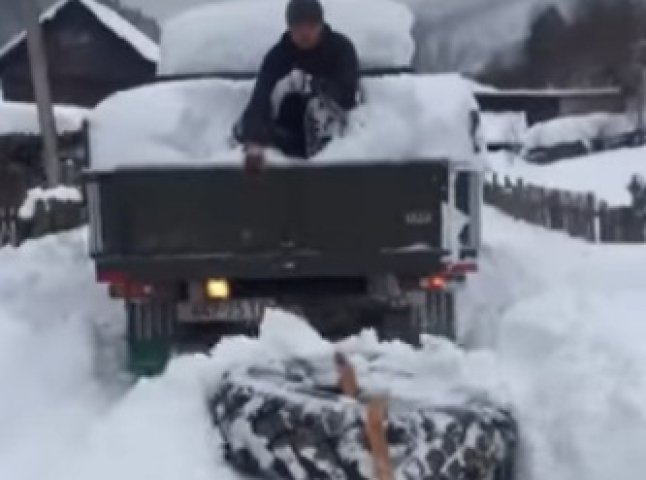 Унікальна технологія боротьби зі стихією: у Колочаві чистять дороги від снігу колесом