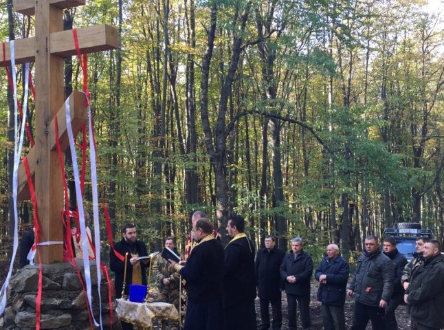 У підніжжі та на вершині однієї з найвищих вершин Ужгородщини встановили поклонні хрести