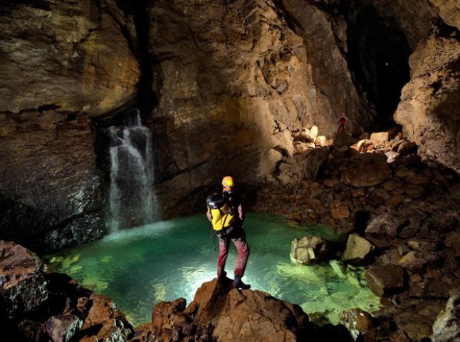 Закарпатці мають змогу побачити таємниці найпрекрасніших печер світу очима провідних фотографів