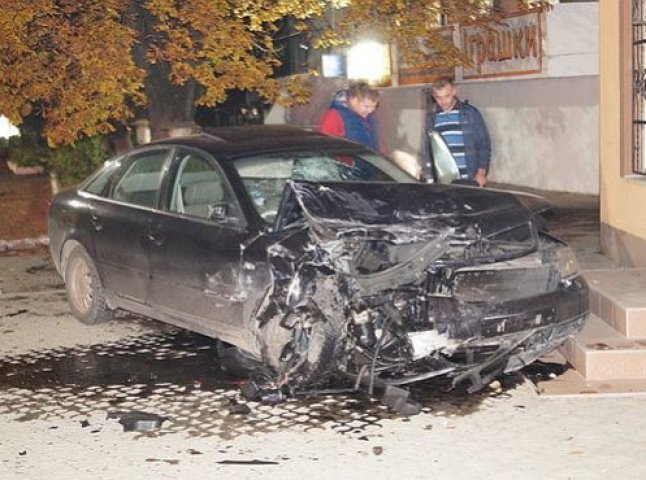 В Іршаві п’яний чоловік викрав Audi A6 та розбив його об два автомобілі працівників міліції (ФОТО)