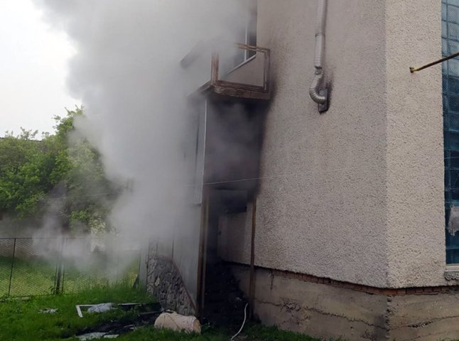 Ранкова пожежа: загорілась кімната у двоповерховому будинку
