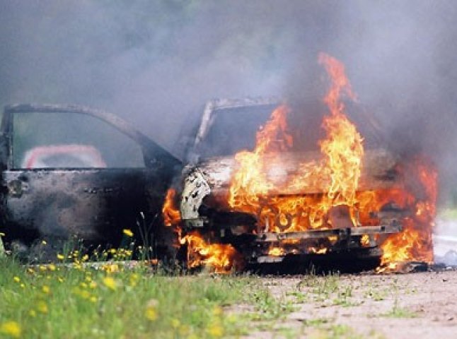 Вчора у Мукачеві горіло "Ауді А-6", міліціонери назвали попередню причину пожежі
