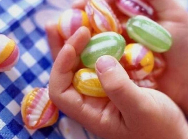 Поліція прокоментувала інформацію про солодощі із наркотиками, які нібито пропонують школярам невідомі