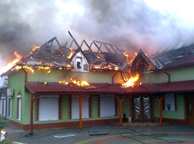 Вранці на Берегівщині трапилась масштабна пожежа у сауні