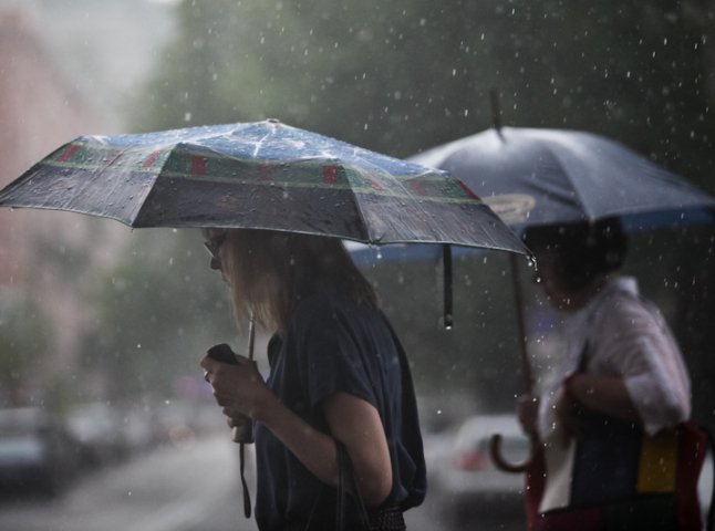 На території України очікуються зливові дощі