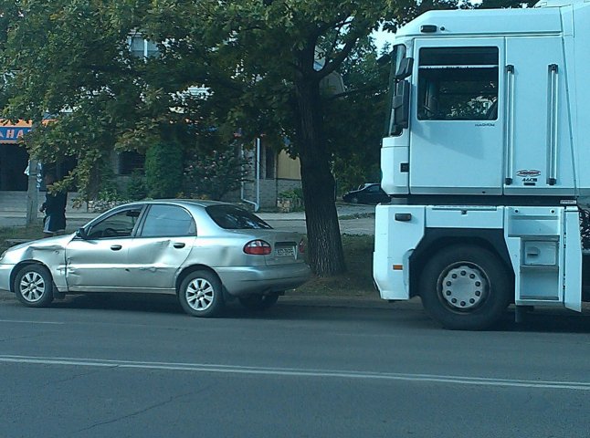 Зранку в Ужгороді легковик при виїзді на головну дорогу "зачепив" вантажівку