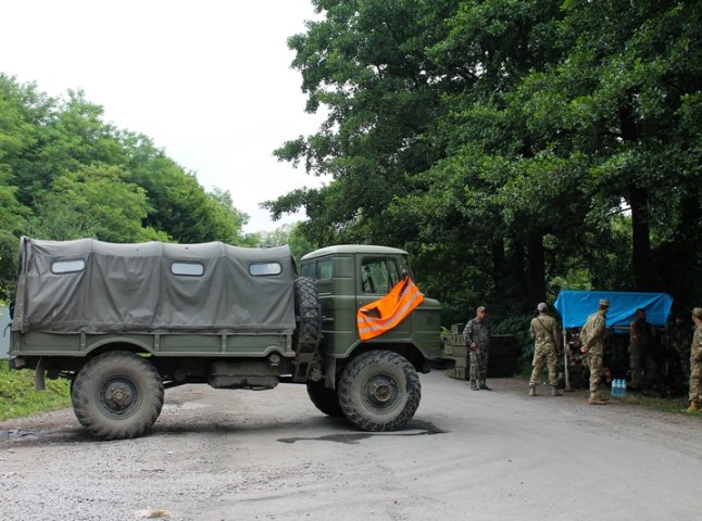 Поблизу Мукачева продовжують працювати тимчасові блокпости військових