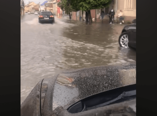 Вулиці перетворились на річки: в мережі показали наслідки страшної зливи в Мукачеві