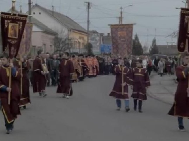 На Виноградівщині під час Хресної Ходи вірники молились за мир в Україні