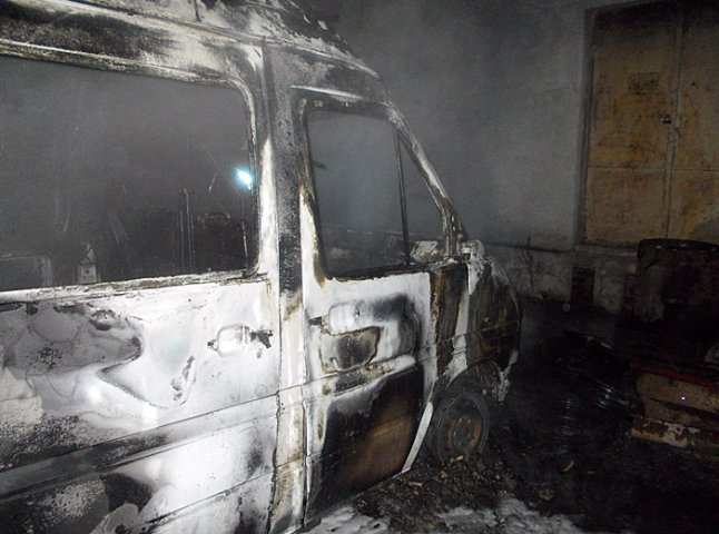 В Ужгороді згорів місцевий автосервіс разом з легковиками
