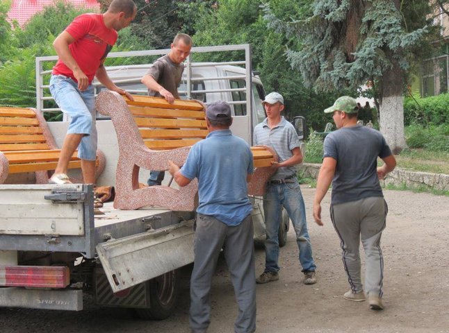 У Берегівському парку замінили лавиці 